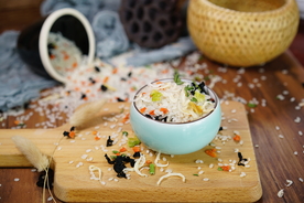 银鱼虾皮蔬菜海鲜粥米摄影照片