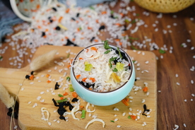 银鱼虾皮蔬菜海鲜粥米摄影照片