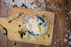 银鱼虾皮蔬菜海鲜粥米摄影照片