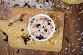 银鱼虾皮蔬菜海鲜粥米摄影照片