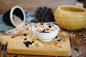 银鱼虾皮蔬菜海鲜粥米摄影照片