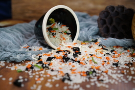 银鱼虾皮蔬菜海鲜粥米摄影照片