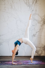 瑜伽柔美女性运动健身柔软背景