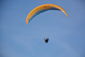 滑翔伞跳伞飞行图片