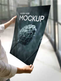 手持海报样机