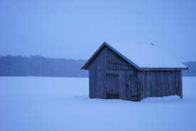 雪中木屋林间小屋图片