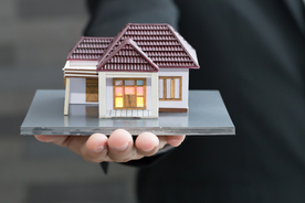 手捧房子