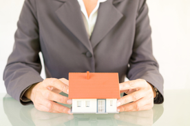 手捧房子