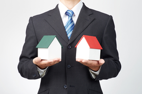 手捧房子