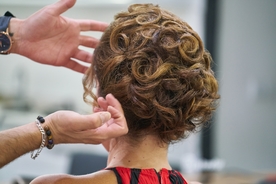 发辫扎头发美发图片