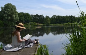 湖边读书的女孩