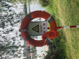 紧急救生圈警示牌