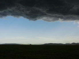坝上草原下雨时候的乌云