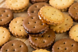 夹心饼干巧克力休闲零食背景素材