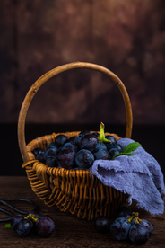 葡萄竹篮暗调清新背景素材