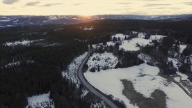 冰雪覆盖的远山