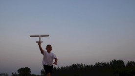 手拿飞机奔跑的男孩