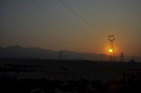 太阳与电力塔