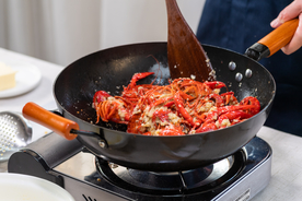 烹饪翻炒小龙虾