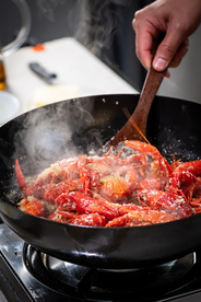 翻炒烹饪小龙虾