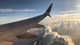 飞机白云之上