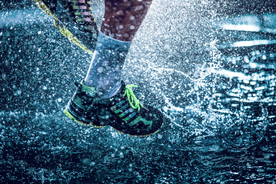 运动人物雨水水珠背景素材