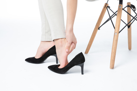 脚踝疼痛女性人物高跟鞋背景素材