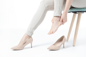 脚踝疼痛女性人物高跟鞋背景素材