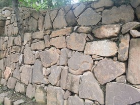 王屋老街石头墙