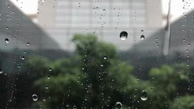 水滴打在玻璃上