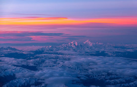 雪山山峰云层云海晚霞
