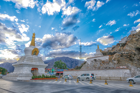 中国西藏拉萨药王山白塔黄昏落日