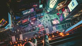 夜晚城市街道俯瞰图片