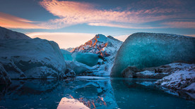 雪山冰冻海面图片