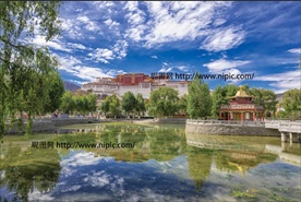 蓝天白云下西藏布达拉宫倒影