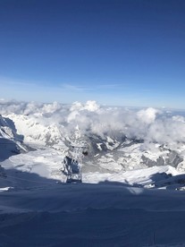 蓝天下的雪景风光