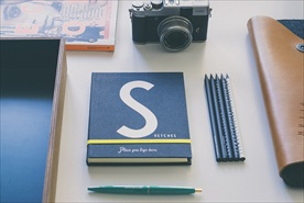 笔记本样机 木纹背景 木桌 样