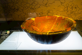 彩陶人面鱼纹盆