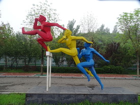 跨栏比赛雕塑正面图