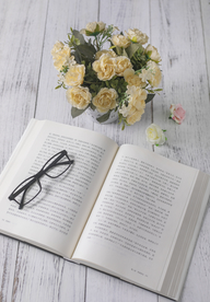 花束和书本文艺风拍摄图