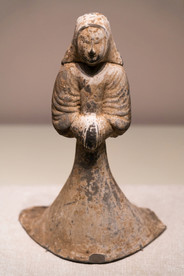 西汉彩绘包头巾女俑