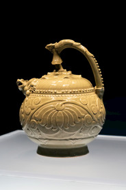 五代青釉提梁倒灌壶