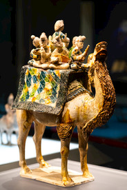 唐三彩骆驼载乐俑