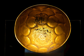 鸳鸯莲瓣纹金碗内壁