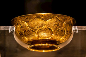 鸳鸯莲瓣纹金碗外壁