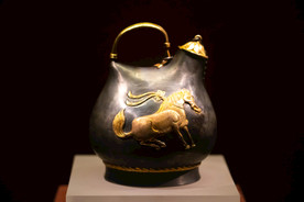鎏金舞马衔杯纹银壶