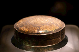 鎏金团花纹六曲银盒