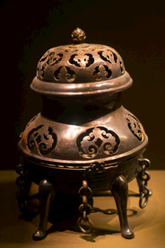 桃形忍冬纹镂空五足银香炉