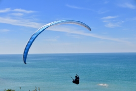 海上  滑翔伞
