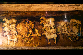 秦兵马俑大型彩绘铜车马出土照片